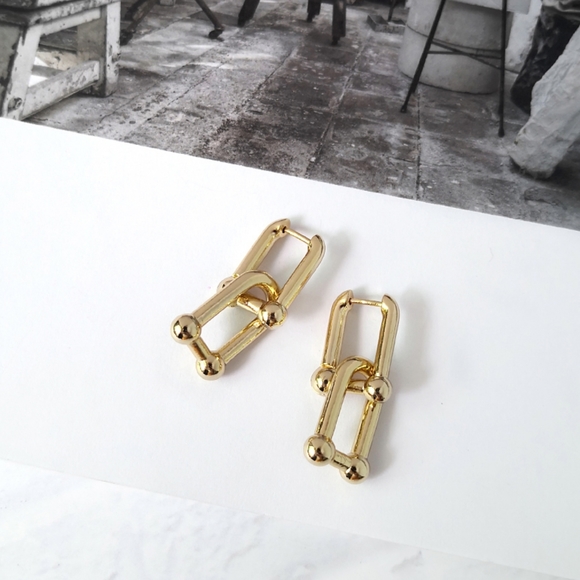 Thick Link U Shape Geometric Earrings - Picture 3 of 8